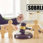 A judge and scale of justice show the concept of the best ways to regain custody after drug abuse from SOBRLIFE